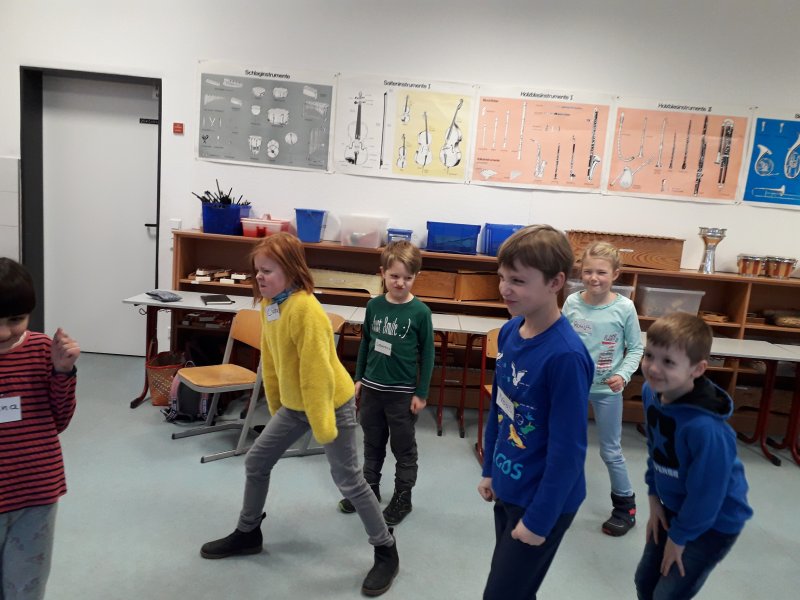 Die Kinder stellen pantomimisch Gefühle dar.
