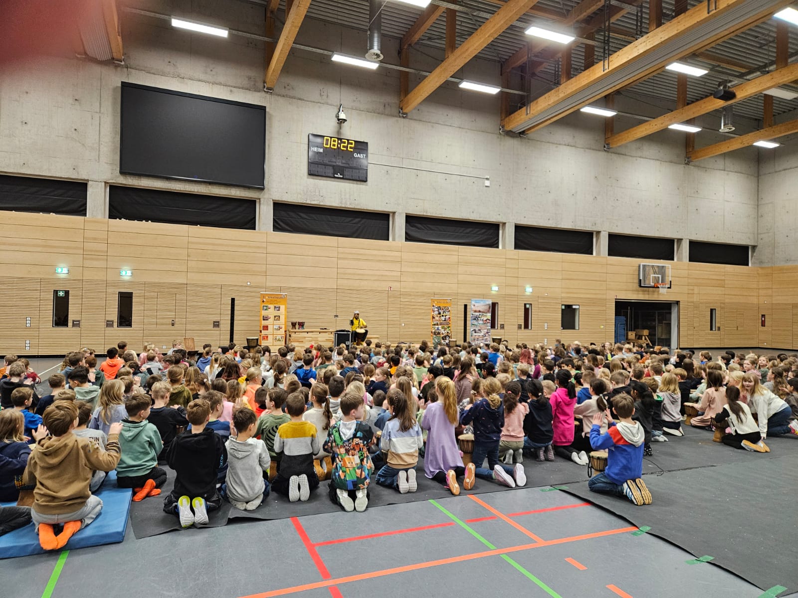 Unsere ganze Schule trommelt gemeinsam - Kinder und LehrerInnen